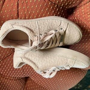 Guess, light pink shoes. white lace up sneakers #lifestyle #sneakers.